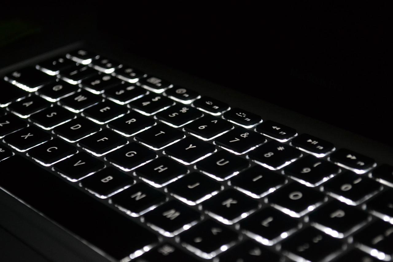 Jak zapnout podsvícení klávesnice u notebooku?