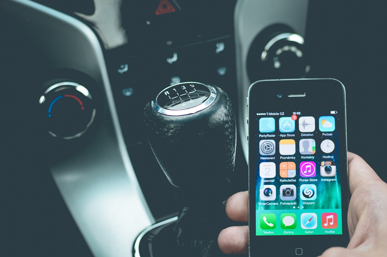 4 způsoby, jak propojit mobil s autem